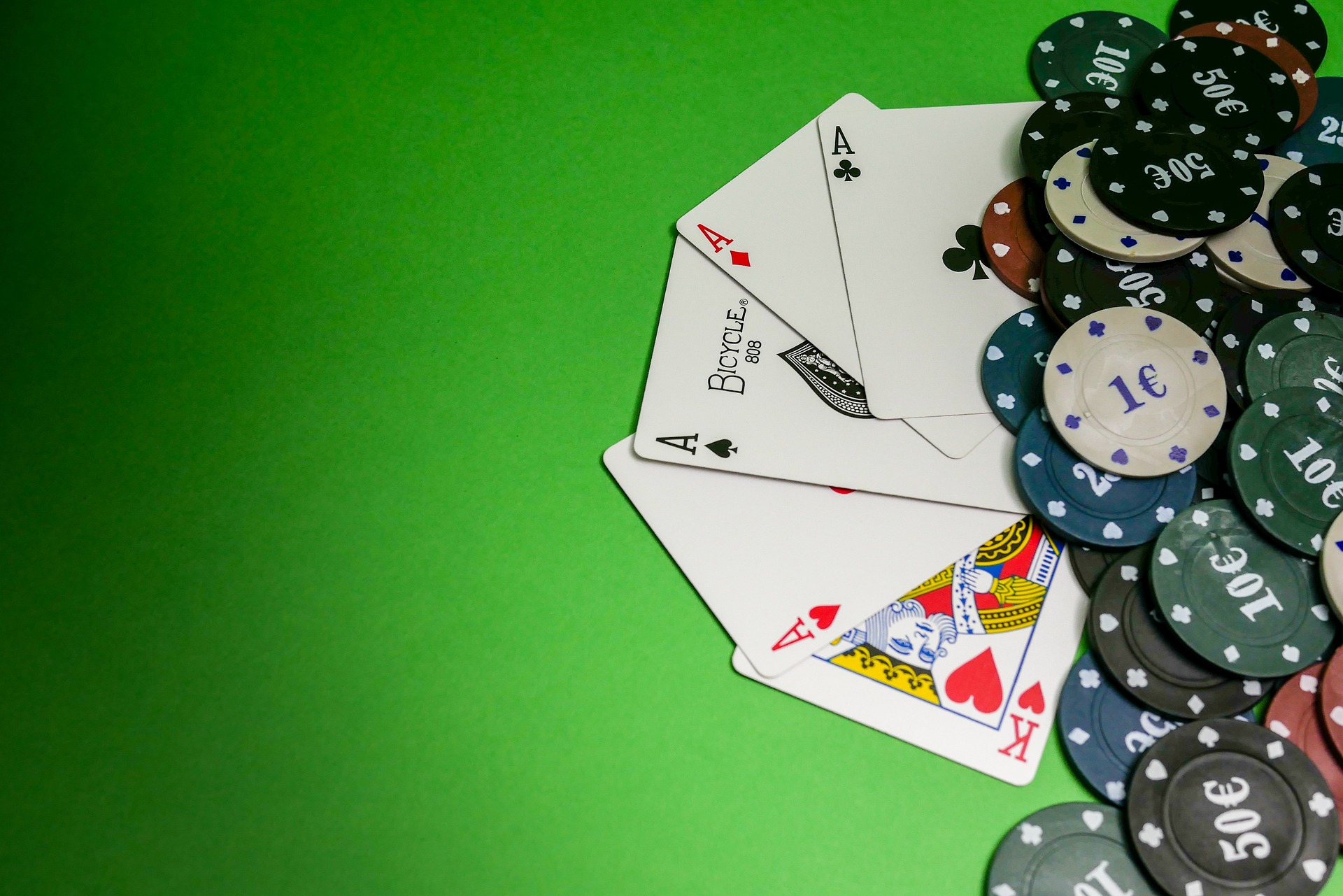 Pros and Cons of Playing in Casinos